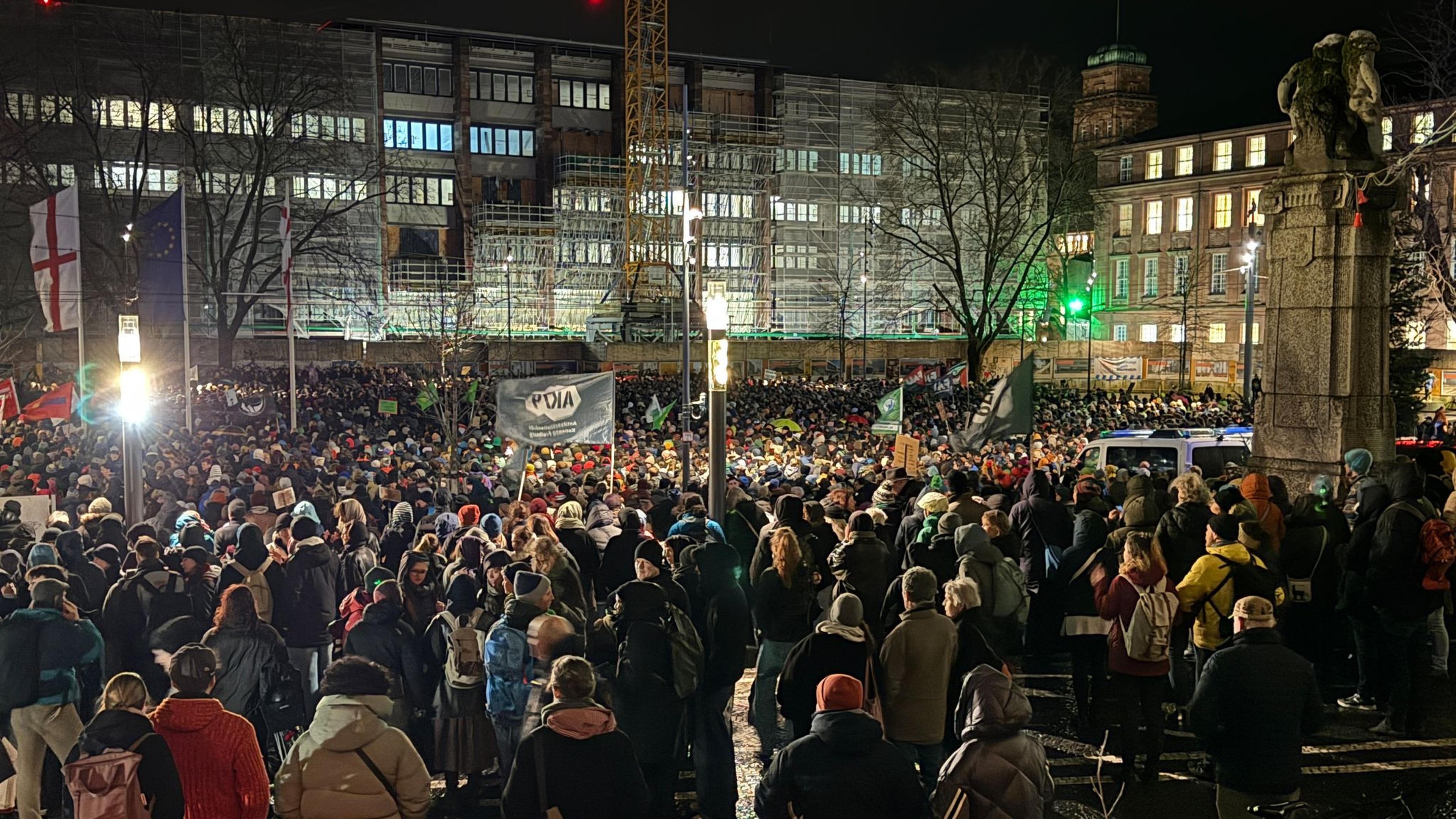 Scholz Lobt Demos Gegen Rechts: „Wir Demokraten Sind Viele“ | Aachener ...